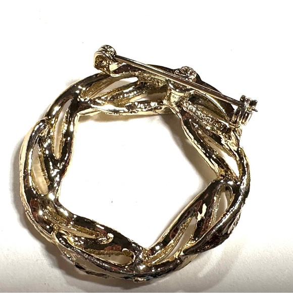 Vintage Round Wreath Shaped Gold Tone Brooch Lapel Pin Smooth & Textured - Picture 5 of 5